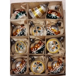 Box with old glass ornaments, reflectors and ornaments with pattern, h: 4,5 - 5,5 cm.