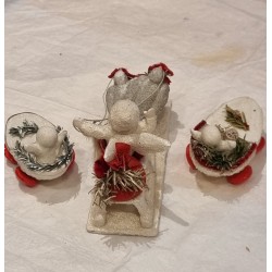Snow angel on a sledge with 2 pigeons, size: 7,5 x 13 cm + 2 pinecone wagoons with snow children.