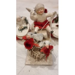 Snow angel on a sledge with 2 pigeons, size: 7,5 x 13 cm + 2 pinecone wagoons with snow children.