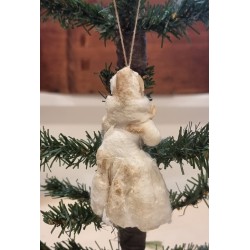 Antikt vatpynt, pige med svøbelsesbarn, h: 10 cm.