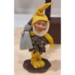 Gammel koglenisse med sæk, h: 11 cm.