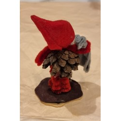 Gammel koglenisse med sæk, h: 9,5 cm.