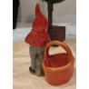 Gammel keramiknisse med skål, h: 18,5 cm.