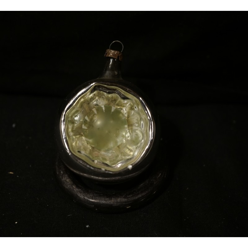 Gammelt glaspynt, reflector med kugle i midten, h: 5,5 cm.